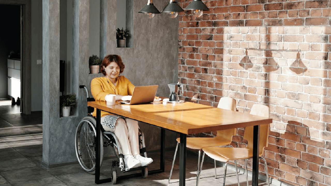 Reduced office space & healthier employees are just a few of the cost savings benefits of workplace flexibility. Discover how companies benefit when employees work remotely